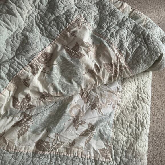 Laura Ashley Lifestyles Queen Size Muted Florals Comforter & 2 Pillow Shams - Picture 9 of 16